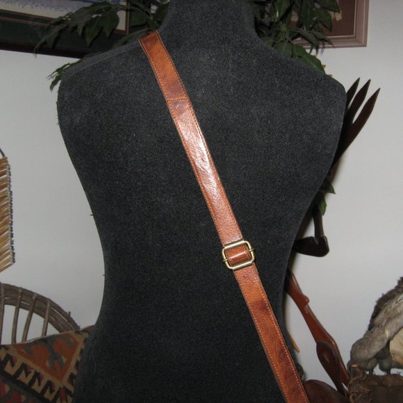 SOLD. SOLD. SOLD. WILSONS VINTAGE LARGE CROSSBODY BAG - Picture 4 of 10